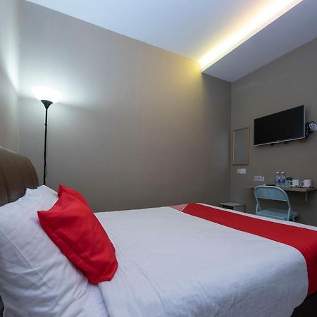 Oyo 90231 Hotel By The Park Plt جوهر بهرو المظهر الخارجي الصورة