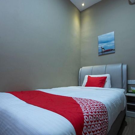 Oyo 90231 Hotel By The Park Plt جوهر بهرو المظهر الخارجي الصورة