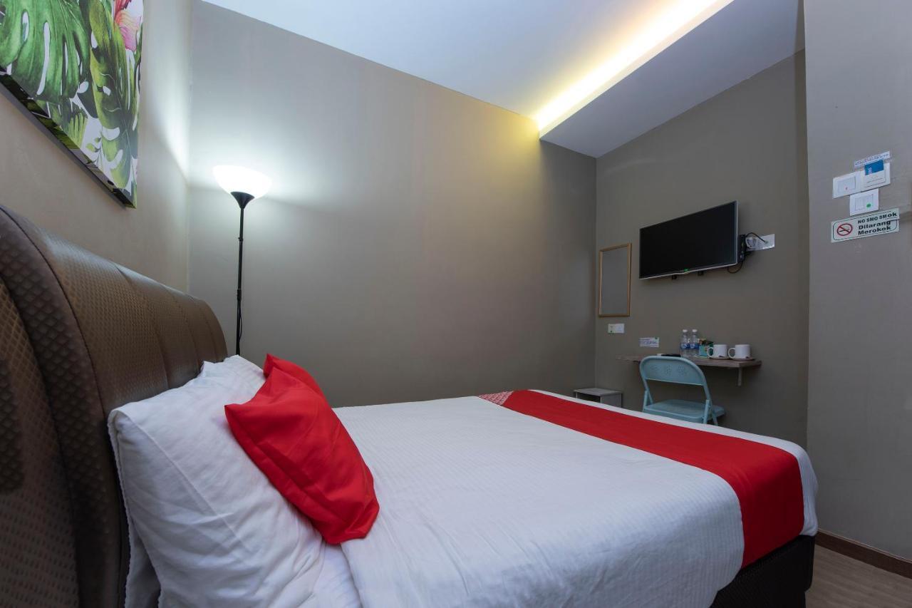 Oyo 90231 Hotel By The Park Plt جوهر بهرو المظهر الخارجي الصورة
