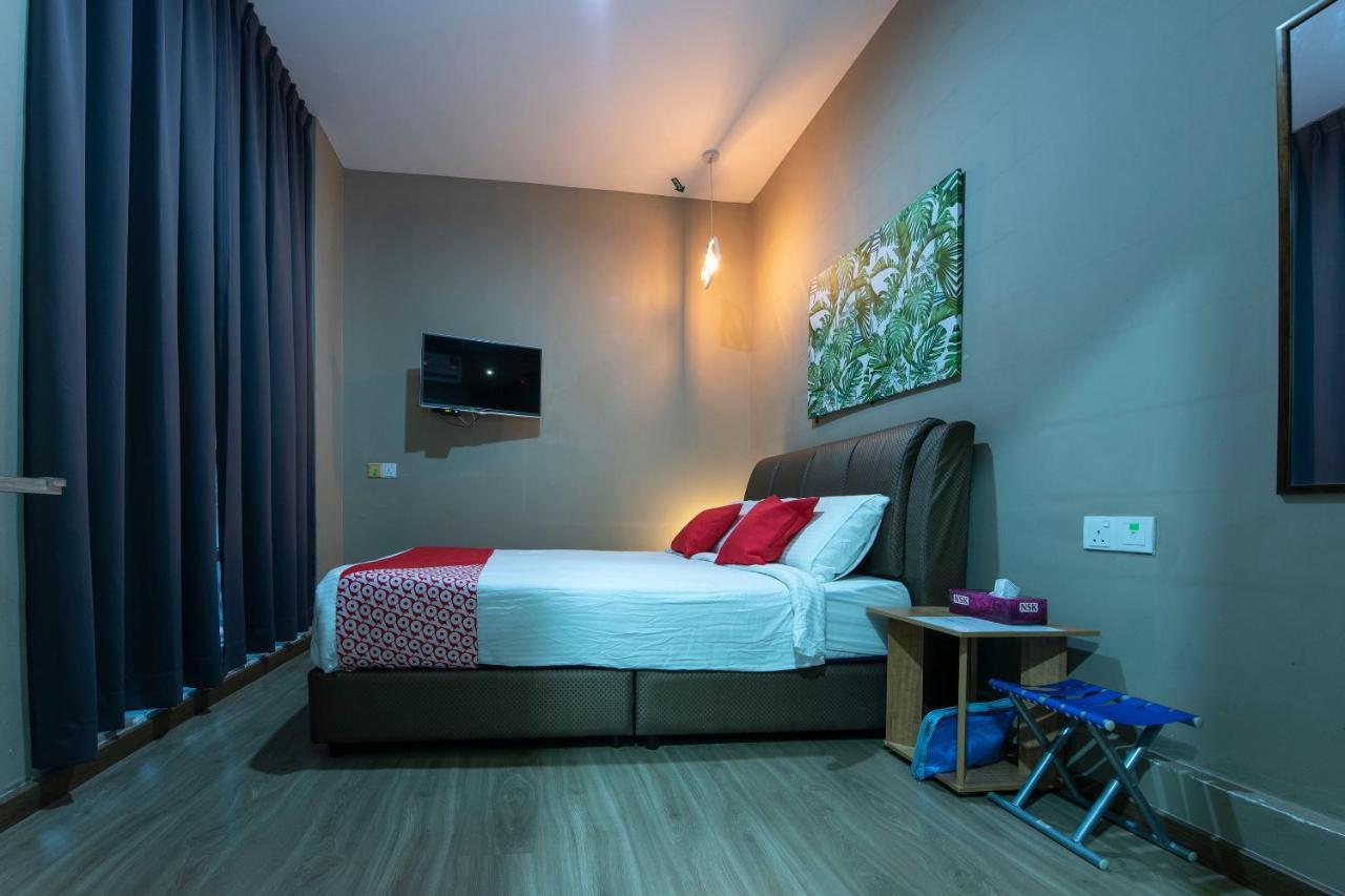 Oyo 90231 Hotel By The Park Plt جوهر بهرو المظهر الخارجي الصورة