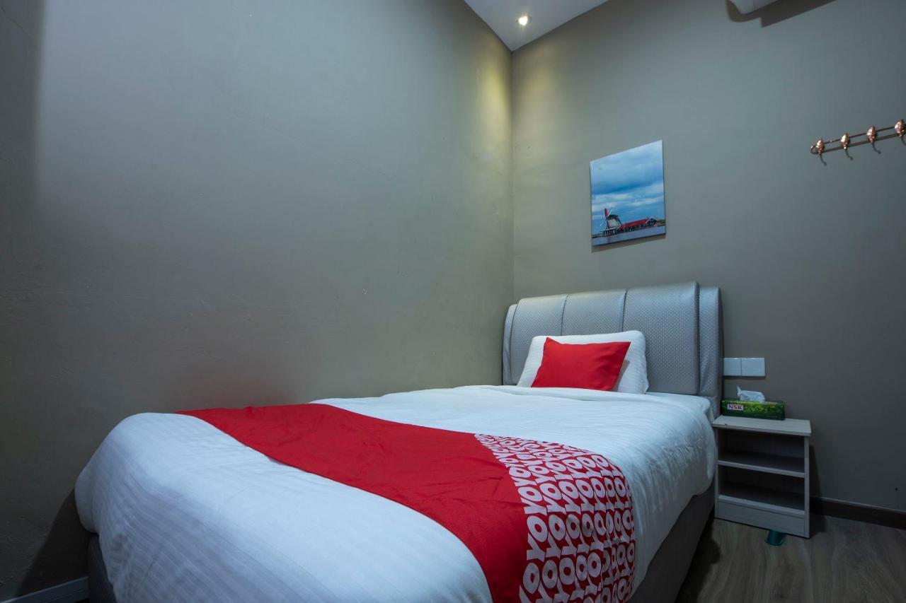 Oyo 90231 Hotel By The Park Plt جوهر بهرو المظهر الخارجي الصورة